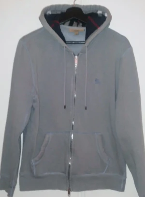 Burberry hoodie  - Säljer denna kanonsnygga hoodien till ett FYNDPRIS! I mkt gott skick. Storlek L.