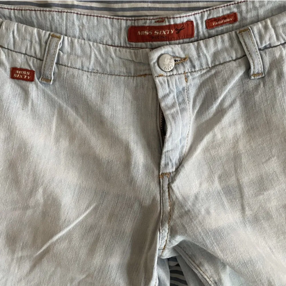 Jättesnygga lågmidjade jeans från miss sixty utan bakfickor! Midja: 42 rakt över, innerben: 87 cm 💘(lånade bilder). Jeans & Byxor.
