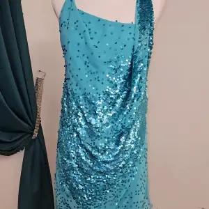 Ny klänning med paljetter Stl S