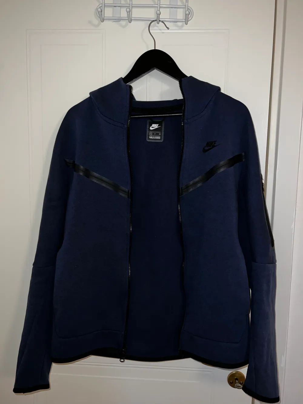 Helt ny Nike Tech Fleece dress i färgen ”Navy Blue”. Väldigt bra pris då nypriset ligger på 2000+ kr.. Hoodies.