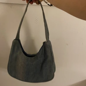 Denim väska - Cool blå denim axelväska!