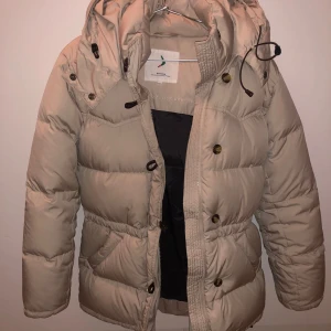 Boomerang jacka  - Skitsnygg Boomerang jacka som tyvärr inte kommer till användning. Originalpris 6000kr. Skriv för flera bilder!