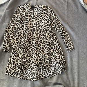 Leopard klänning - En söt klänning från amisu i storlek 34