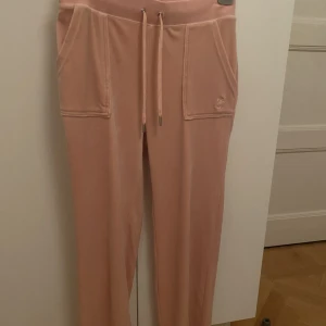 Juicy Couture byxor - Nya juicy couture byxor i ljus rosa💗 storlek M, skriv för fler bilder 