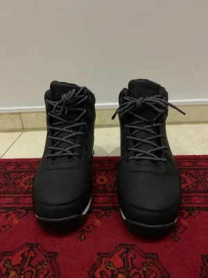 Everest skor  - Everest skor som är i ett jätte bra skick och kan användas i vinter/höst/våren och är i storlek 38 och är för herr/barn och är för ett väldigt bra pris 