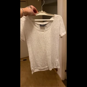 Vit lite genomskinlig tshirt - Jättefin tshirt. Lite genomskinlig