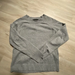 Stickad tröja - Säljer min tunna stickade tröja från vero Moda eftersom jag har en likadan. Kom privat för frågor!💕