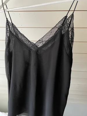 Linne Zara - Såååå (!) fint linne från Zara! Har haft ett tag men det har tyvärr inte kommit till användning då den är lite för liten på mig ☹️ Extremt fina spetsdetaljer och generellt i mycket bra skick ❤️