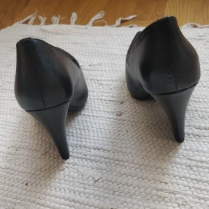 Svart pumps  - Svarta pumps från XIT i storlek 36. Använd någon enstaka gång därav är skorna som nya.   Köpare står för frakten. 