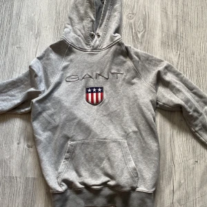 Gant Hoodie - Säljer min gråa Gant Hoodie då jag växt ur den