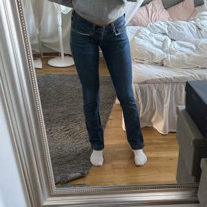 Fina lågmidjade jeans som säljs i hopp om att dom kommer till mer användning hos någon annan 💕 Har slitningar längst ner (se bild 3) som inte märks av när dom är på. 💛Fraktkostnaden ingår ej 📦Säljs till bäst bud. Jag är 167/168cm