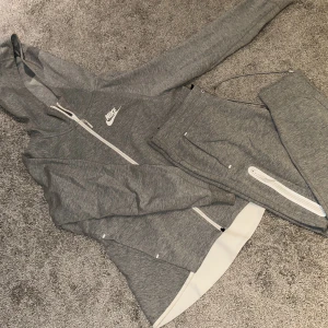 Nike Tech Fleece - Köpt i Foot Locker i Prag. Superbra skick.  Överdel och underdel storlek M. (Sitter inte oversized, den är figursydd).  Nypris ca 2500kr Såljer hela setet för 800kr