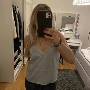 Spets linne - Säljer detta jätte söta ljusblåa spetslinnet i satin! Köpte det av en tjej på Plick me säljer vidare då det var lite stort för mig… Bilderna är lånade av henne❤️❤️Nypris 200 kr jag säljer för endast 30 kr då det har lite fläckar