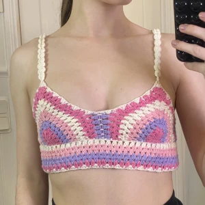 Virkad topp - Virkad topp köpt här på Plick men inte kommit till användning. Passar storlek xs/s. Säljer för 70 kr, köpare står för frakten. 💖