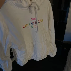 Levis hoodie. - Nästan oanvänd. Bra skick