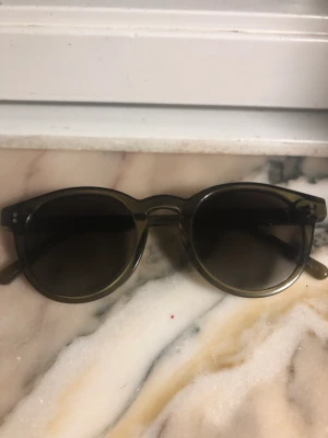 Chimi - Ett par jätte snygga chimi glasögon i färgen grön strlk 03. Vill byta de till ett par 04 i antingen grön, grå, svart eller beige❤️❤️jag har även råkat tappa bort fodralet men hoppas inte det gör något