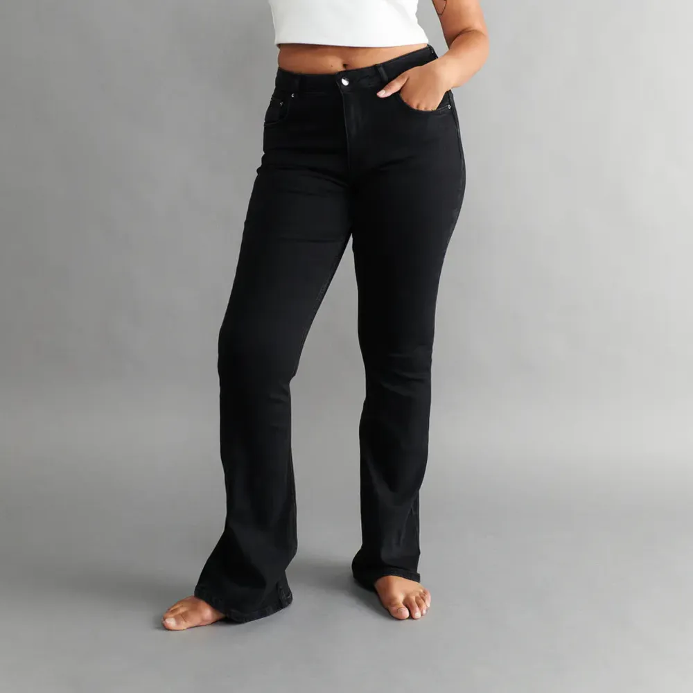 Svarta full length flare mid waist jeans från Gina i stl 36. Använda vädligt lite, ca 5 gånger. Är perfekt längd för mig som är 174😙😙 skriv för fler bilder. Jeans & Byxor.
