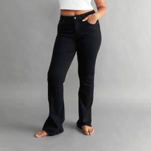Svarta full length flare mid waist jeans från Gina i stl 36. Använda vädligt lite, ca 5 gånger. Är perfekt längd för mig som är 174😙😙 skriv för fler bilder