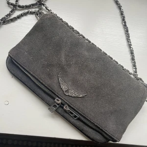 Grå zadig väska🖤 - Snygg väska från zadig köpt i butiken för ca 3 år sedan!  Bra skick men använd🖤🖤 