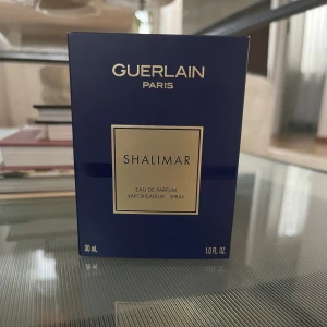 GUERLAIN SHALIMAR eau de parfum  - Guerlain Shalimar EdP 30 ml. Nyinköpt och enbart testad med två sprut. Så underbar classy och elegant doft som tyvärr inte passade på mig  Toppnot: bergamott citrus  Hjärtnot: jasmin, mairos, tonkabönor, opopanax.  Basnot: iris, vanilj, rökelse, benzoin 