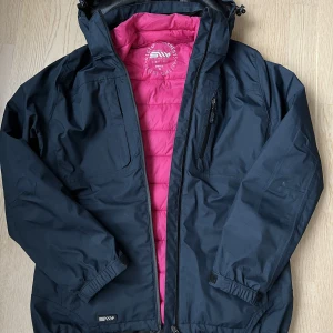 Superfin och bra 2in1 jackar! Nyskick  - Endast använd 1-2 gånger då jag har så mycket kläder! Två jackor i en! Man kan ha loss dunjackan och bara använda den! Skaljackan är riktigt bra mot vind och regn!   Nypris för dessa två är över 1200:-  Pris 300:- 