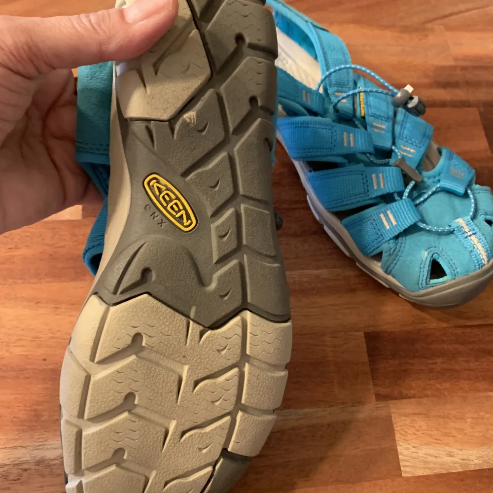 Nu säljer jag mina söta Keen Anatomic Footbeed sandaler st 40 i turkos Waterproof CNX Använda tre gånger . Skor.