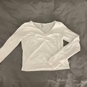 En tajt vit tröja från hm i storlek S men är väldigt liten i storleken. Den har blivit för liten för mig så den kommer aldrig till användning🫶