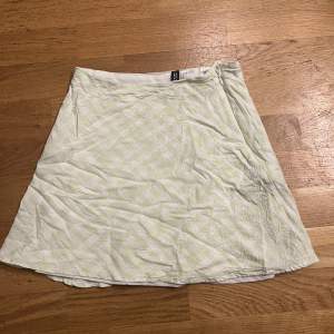 Kort kjol med vit/grön randig och rutig mönster i storlek 34. Skriv för mer info och bilder!