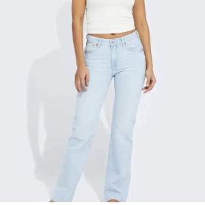 Lågmidjade jeans från märket never denim i storlek 24/L32 som knappt är änvända