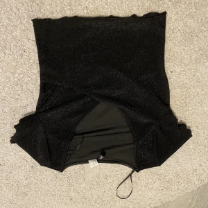 Svart glittrig tröja  - (Vet ej varför bilden är upp och ner) Svart glittrig topp, Super söt till vad som helst Xs-S  🖤