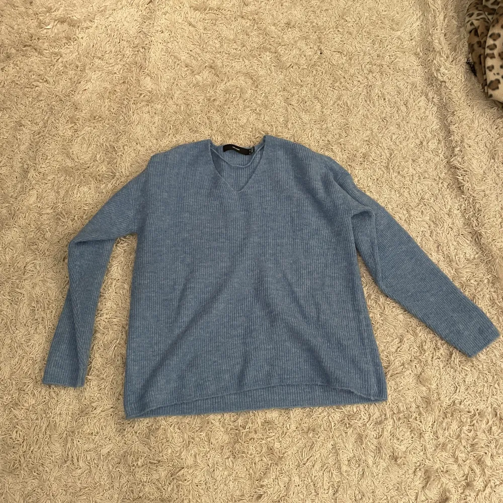 Säljer denna v-ringade stickade tröjan från Vero Moda i bra skick! Nypris: 229. Stickat.