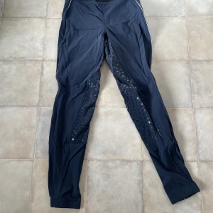 Tights till ridning  - Fina ridtights från hööks i storlek 38. Knappt använda och helskoningen i silikon är som ny. 