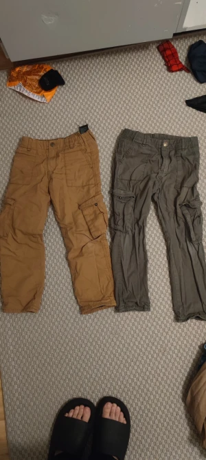 Byxor  - Befintlig skick. OBS! Jeans byxan är sliten vid knäet.