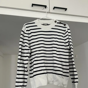 tröja med knappar - Randig tröja med knappdetalj på vänster axel. Använd fåtalet gånger. 