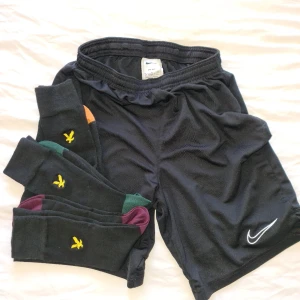 Träningsbyxor, Strumpor - Hej! Säljer mina gamla kläder som jag inte använder längre. Strumporna har aldrig använts och Nike byxorna är nästan som nya. Strumporna är storlek 40, och byxorna är 158-170