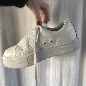 Eytys - doja  - Säljer mina Eytys i modellen Doja-Leather. De är använda några gånger, men är i toppen skick! Köpte de i våras för 2000kr. Frakten ingår i priset! 💞