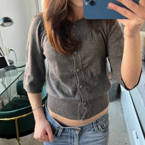 Trekvartsärm kofta!! - Så fin trekvartsärmad kofta i ett super mjukt material! Det är inte Kashmir men känns nästan som det😍