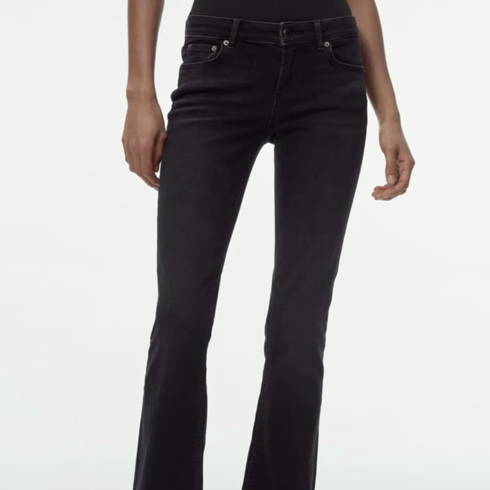 Helt nya svarta lågmidjade jeans från zara❤️. Jeans & Byxor.