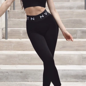 NVGTN tightsen  - Säljer mina helt nya oanvända NVGTN tights pga fel storlek (OBS! Inte jag på bilden) nypris: 600kr