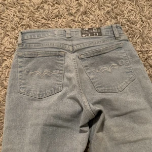 Ljusblåa jeans - Ljusblåa utsvängda jeans med snyggt tryck på fickan. Dom är i strl 38 och passar på mig som är ca 162, brukar ha på mig strl S❣️