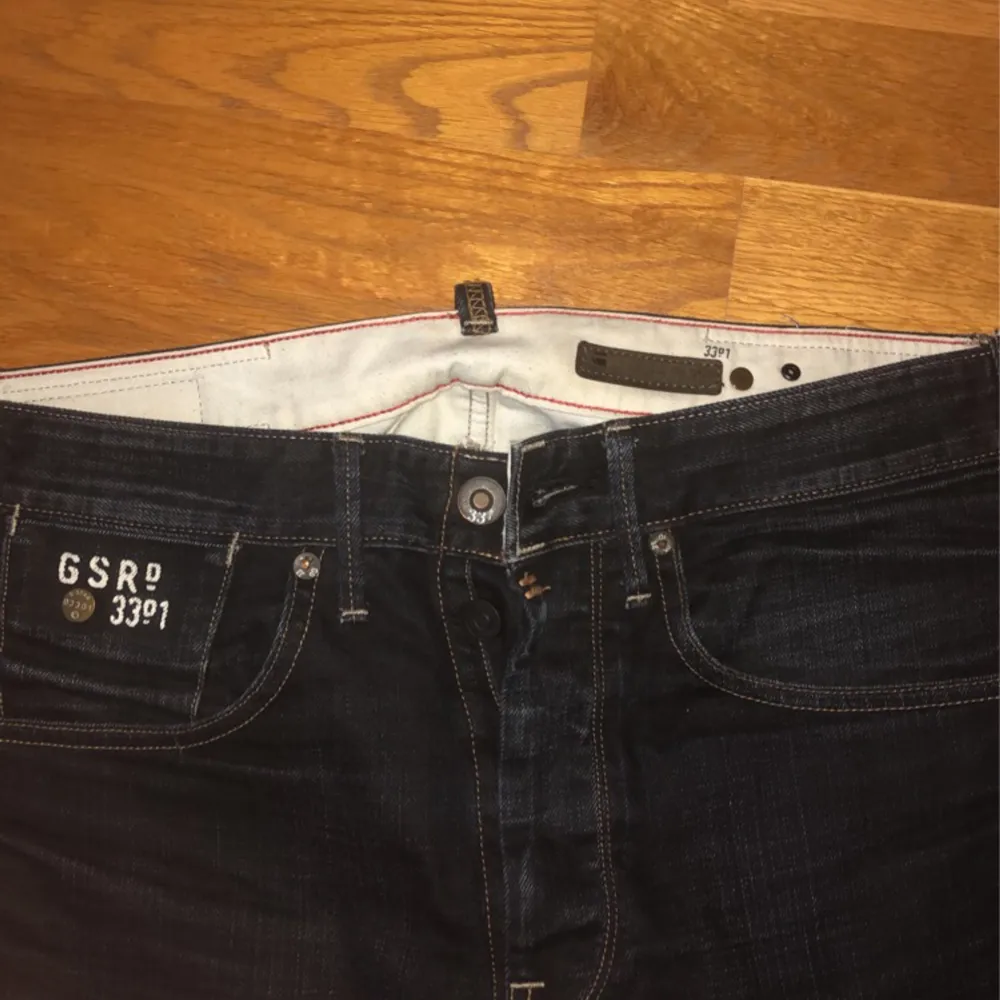 Ett par riktigt snygga g-star raw vintage jeans i Stl 33 Mörkblåa  Skulle säga att de sitter ganska straight. Jeans & Byxor.