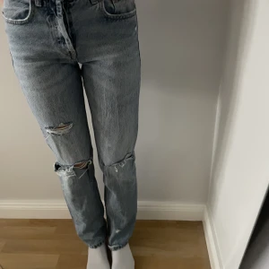 Zara jeans  - Säljer mina midrise jeans från zara med 3 hål och storlek 32 och i färgen ljusblblå💞
