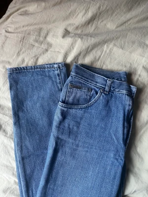 Calvin Klein jeans - Säljer nu mina gamla favoriter! Står ej storlek men skulle säga att den är en 36, mätte runt byxorna och de blev ca 78 cm. Köpta för 4 år sedan secondhand men dom är i bra skick! De sitter även som en mid waist💘köpare står för frakt, ge förslag på pris