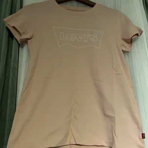 Levis t-shirt - Säljer den här jättefina T-shirten då den inte passade helt ny aldrig använd bara testad.😊säljer för 200kr Nypris: 299kr 💗