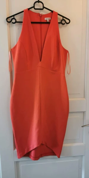 Figursydd klänning - Oanvända festklänningar i stl 36. Röd färg eller blå. 