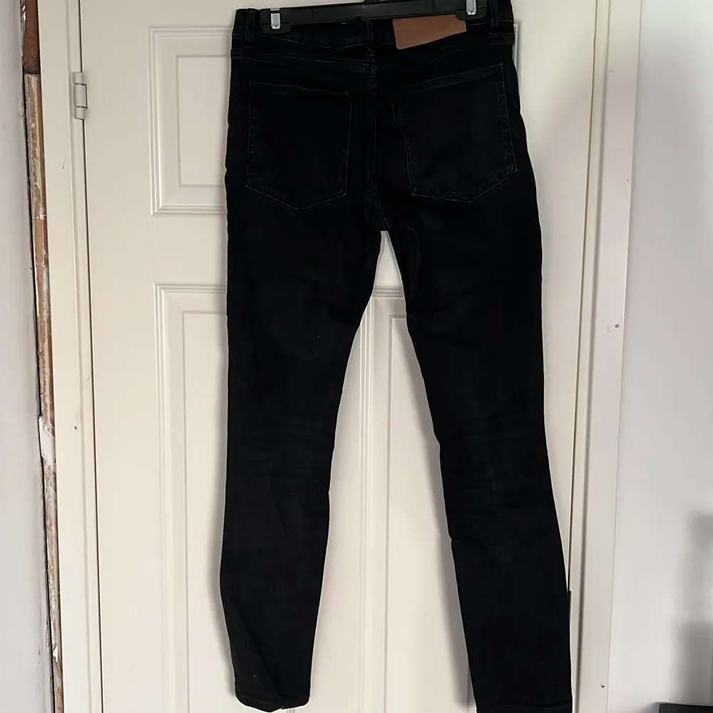 Svarta Cheap Monday jeans i skinnymodell. Knappt använda pga för små. Strl 30/32.. Jeans & Byxor.