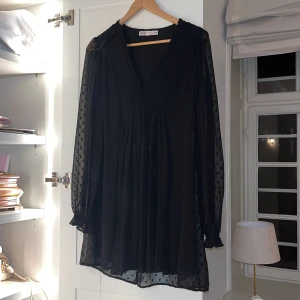 Superfin nyårsklänning - Mer genomskinliga armar med prickar.