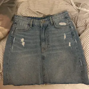Jeans kjol från hm storlek 34 knappt använd