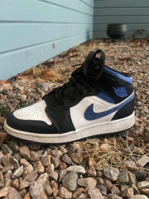 Air jordan 1 mid white racer blue  - Säljer dessa vackra skor då de inte kommer till användning. Använda lite men dem är väldigt fina och inte måna skavanker alls. Nypris ca 2999kr. Hör gärna av dig vid intresse! 