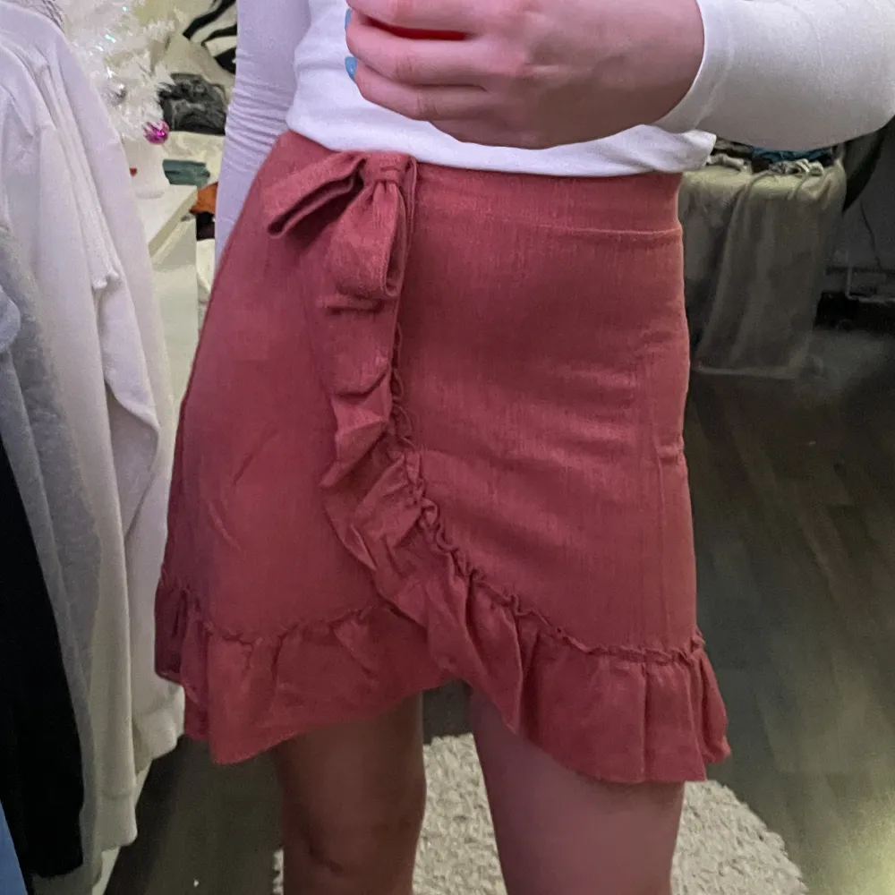 En rosa volang kjol med en rosett i strl S. Kjolen är från Gina tricot köpt för 2 år sen men knappt använd. Är i bra skick men säljer eftersom att den inte längre sitter bra på mig👍säljer för 120kr + frakt. Hör av dig om du har några frågor!. Kjolar.